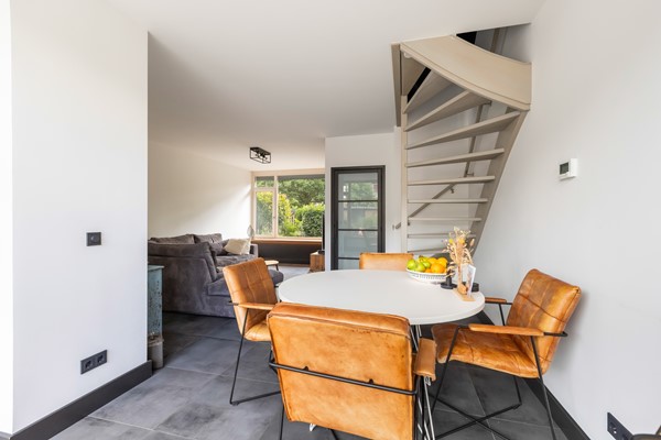 Foto - Verkocht onder voorbehoud: Instapklare tussenwoning op een rustige, autoluwe locatie!